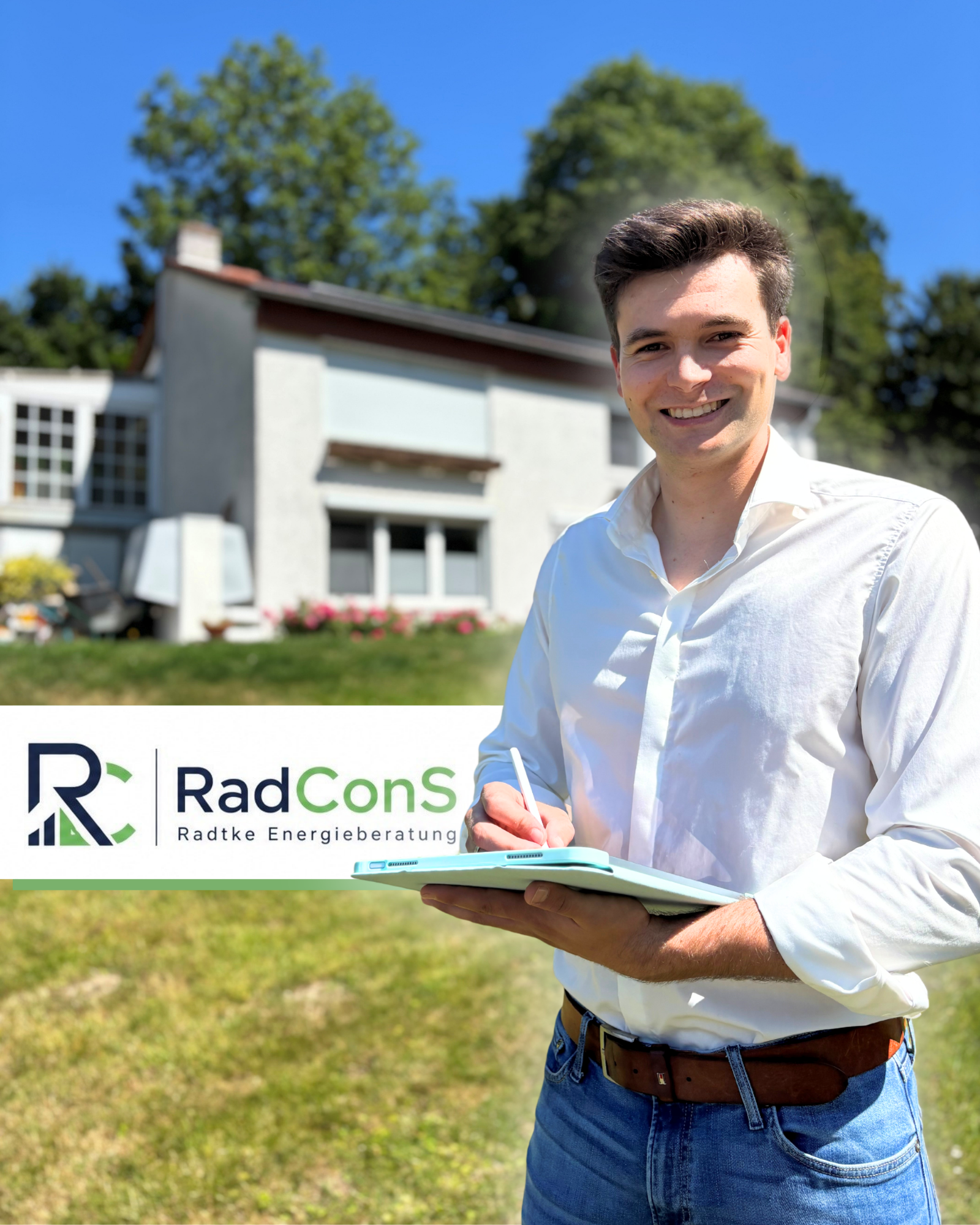 Max Radtke bei einer Energieberatung vor einem Wohngebäude